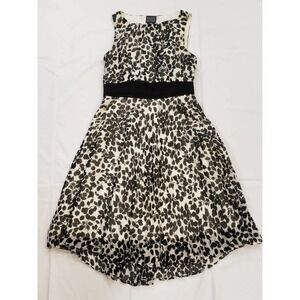 Willa Waters size 6 27" waist to hem 41" total length.